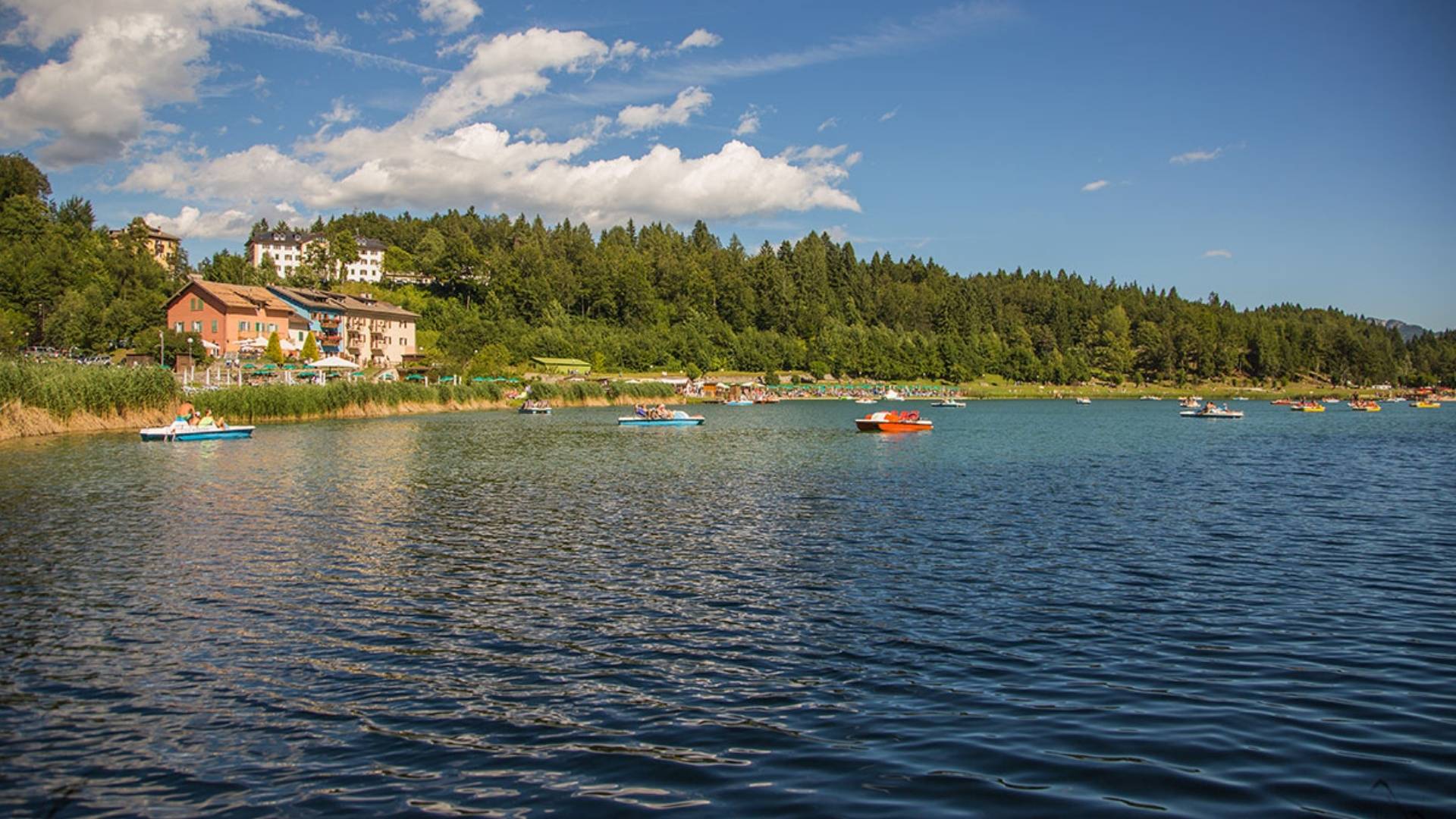 Lago di Lavorone in Estate