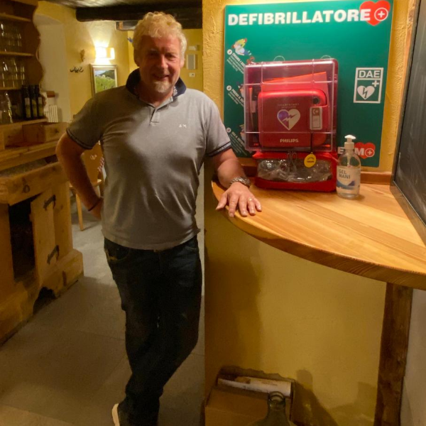 Massimo Osele con Defibrillatore a Malga Millegrobbe