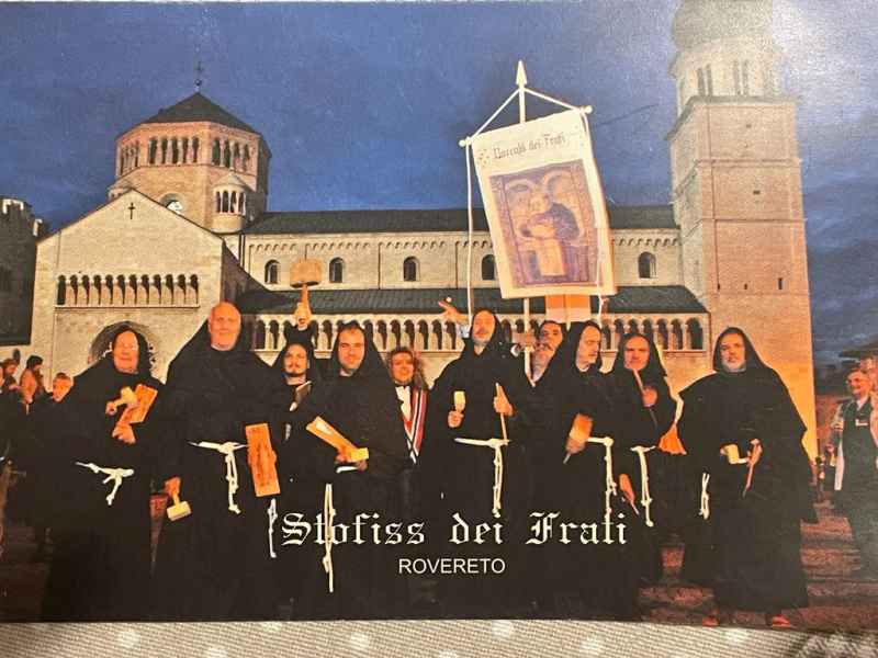 Foto di gruppo in piazza duomo a Trento