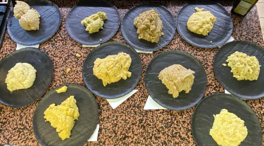 Diversi piatti in pietra con polenta 