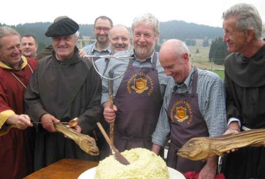 Foto Confraternita della Pult con il nostro Gran Maestro Massimo Osele, polenta e baccalà